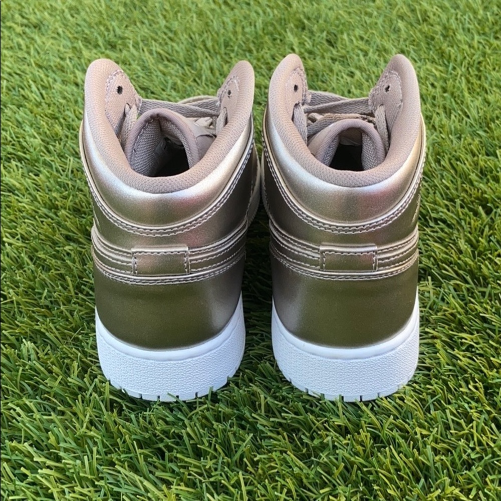 Air Jordan 1 Mid SE - Picture 3 of 5